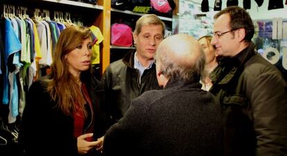 Alicia Sánchez-Camacho, junto a Alberto Fernández Diaz, en un comercio de Ciutat Vella.