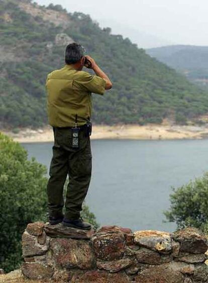 Un agente forestal, en San Martín de Valdeiglesias.