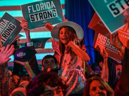 Seguidores del gobernador republicano de Florida, Ron DeSantis, festejan su reelección en el centro de convenciones de Tampa.