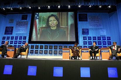 La secretaria de Estado de EEUU, Condoleezza Rice, ha intervenido en Davos por medio de videoconferencia, en la que ha asegurado que Irán es un peligro para la comunidad internacional por su programa nuclear, por lo que "el momento de pasar a la acción".