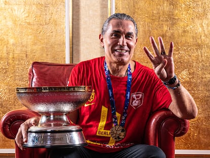 Scariolo, con su cuarto trofeo de campeón del Eurobasket.