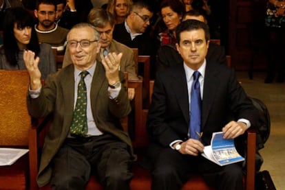 Jaume Matas sigue el juicio con un bloc con anotaciones. A su derecha, Antonio Alemany.