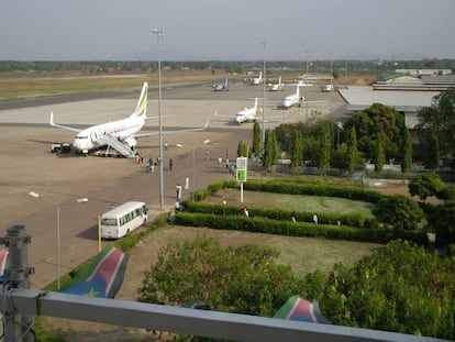 Desembarque de pasajeros en las pistas del aeropuerto de Juba