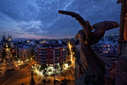 Cae la tarde y el ángel sigue con las manos entrelazadas y rostro de rapto místico que busca el cielo.