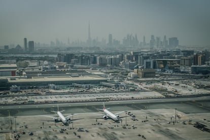 El aeropuerto de Dubái, hasta el año pasado el sexto más importante del mundo por volumen de pasajeros, superó en 2015 a Heathrow (Londres) y se convirtió en el tercero más transitado con 78 millones de viajeros, un 11% más.