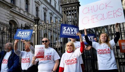 Protesta de partidarios del Brexit, este martes durante una reunión del Consejo de ministros en Downing Street (Londres).