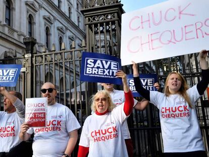 Protesta de partidarios del Brexit, este martes durante una reunión del Consejo de ministros en Downing Street (Londres).