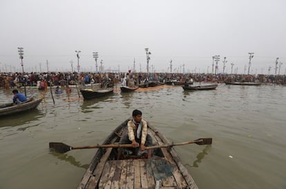 Barqueros en Sangam, la confluencia de los ríos Ganges y Yamuna durante la feria anual tradicional "Magh Mela" en Allahabad (India).