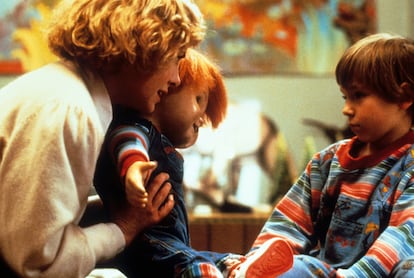 Catherine Hicks y Alex Vincent en una escena de 'Muñeco diabólico'. 