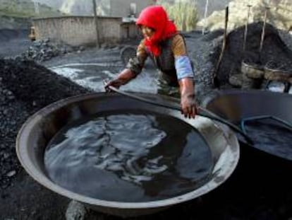 Una minera lava carbón para limpiarlo de impurezas en una pequeña mina privada en Hui Anpu, región autónoma de Ningxia Hui (China). EFE/Archivo