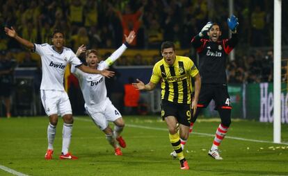 Lewandowski celebra uno de sus goles ante la protesta de Varane, Sergio Ramos y Diego Lopez.