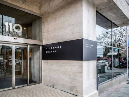 Clifford Chance reorganiza sus prácticas en Barcelona y centraliza el M&A en Madrid
