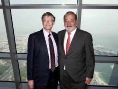 Bill Gates (i) y el mexicano Carlos Slim Helú, los dos hombres que encabezan año tras año las listas de millonarios. EFE/Archivo
