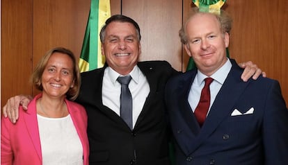 O presidente Jair Bolsonaro abraça a deputada alemã Beatrix von Storch e o marido dela, Sven von Storch.