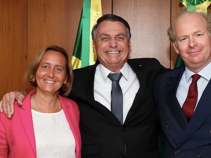 O presidente Jair Bolsonaro abraça a deputada alemã Beatrix von Storch e o marido dela, Sven von Storch.