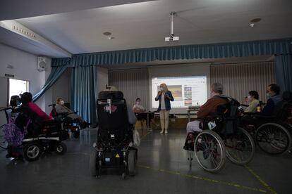 Diez personas discapacitadas hacen un semicírculo durante la clase de la cantante Amaya Saizar.