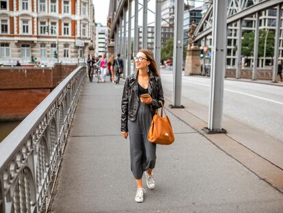 Una mujer pasea por Hamburgo, Alemania.