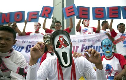 El informe 'Vía Rápida: acabar con la epidemia del sida para 2030' ha sido divulgado este lunes coincidiendo con la celebración del día mundial contra la enfermedad. En la imagen, activistas participan en una manifestación en Yakarta (Indonesia).