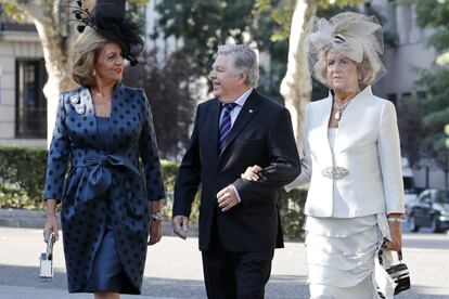 Entre los asistentes, personalidades de la vida social y empresarial española y de la Casa del Rey, representada por la reina Sofía. En la imagen, Isabel Cobo, con su marido, Manuel de la Lastra Marcos, marqueses de Benamejí (derecha), y su hermana Carmen.