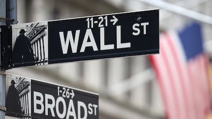Señal de Wall Street frente al edificio de la Bolsa de Nueva York, en una imagen de archivo.