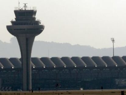 El piloto de la aeronave que se prepara para un aterrizaje de emergencia en Madrid explica la incidencia a los pasajeros y agradece su paciencia