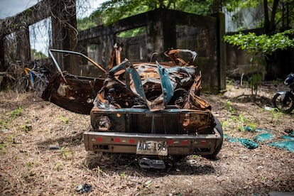 Restos de un carro bomba en Saravena, Arauca