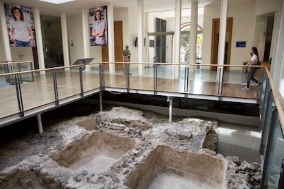 Una persona visita los restos arqueológicos integrados en el edificio del Rectorado de la Universidad de Málaga (UMA). 