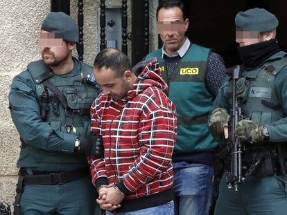 The Civil Guard with one of the men arrested for the murder of Javier Ardines.