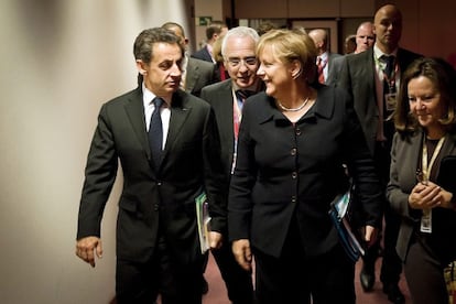 Nicolás Sarkozy y Angela Merkel se dirigen a la cena de trabajo en Bruselas.