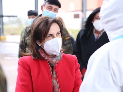 La ministra de Defensa, Margarita Robles, el viernes durante la visita a la base de Cerro Muriano en Córdoba.