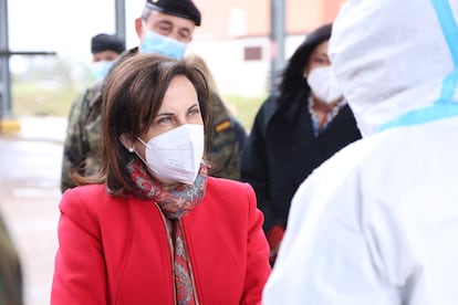 La ministra de Defensa, Margarita Robles, el viernes durante la visita a la base de Cerro Muriano en Córdoba.