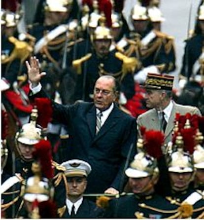 El presidente francés Jaques Chirac saluda durante la celebración de la toma de la Bastilla en París.