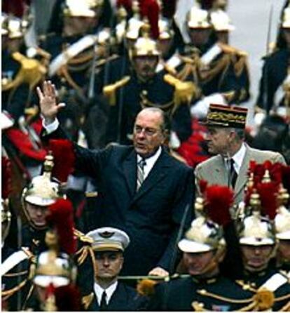 El presidente francés Jaques Chirac saluda durante la celebración de la toma de la Bastilla en París.