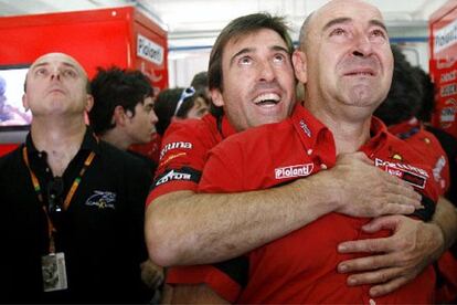 Los mecánicos de Aprilia contemplan emocionados en los monitores el triunfo del español.