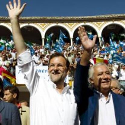 El líder del PP, Mariano Rajoy, junto a Javier Arenas