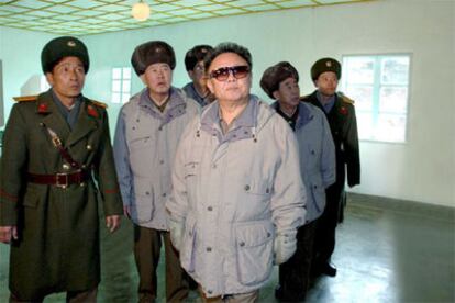 Foto sin fechar de Kim Jong-il (centro), mientras inspecciona una unidad del Ejército Popular norcoreano.