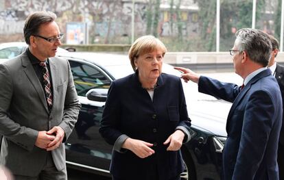 Münch (e), cap de la policia federal alemanya, Angela Merkel i el ministre d'interior alemany.