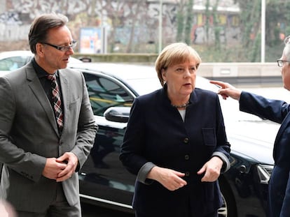 Münch (e), cap de la policia federal alemanya, Angela Merkel i el ministre d'interior alemany.