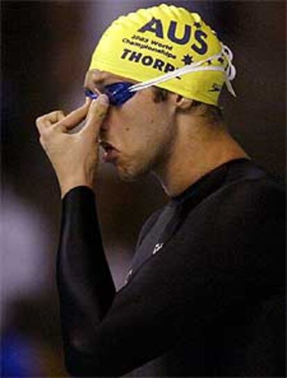 Ian Thorpe se ajusta las gafas.