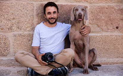 Amo y mascota, en una sesión fotográfica. 