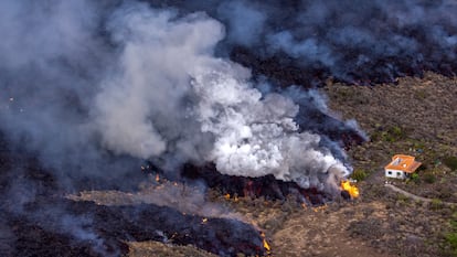 Uma casa no meio da lava do vulcão La Palma, na região de El Paraíso.