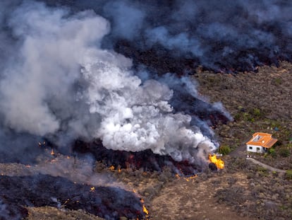 Una casa en mitad de la lava del volcán de La Palma, en la zona de El Paraíso.