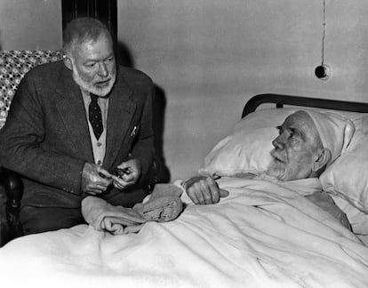 Pío Baroja recibe una inesperada visita del escritor estadounidense Ernest Hemingway el 9 de octubre de 1956.