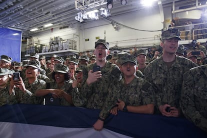 Integrantes de la infantería estadounidense, residentes en Japón, escuchan las palabras del presidente Donald Trump durante un evento por el 'Memorial Day' en Yokosuka.