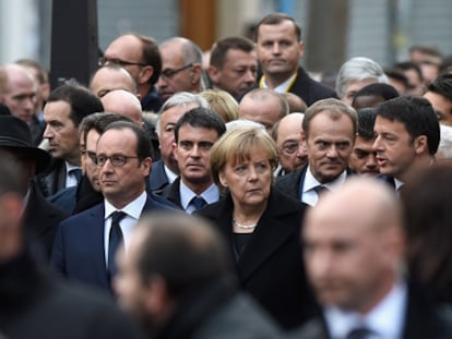 Hollande, Merkel e Valls participam de ato em Paris.