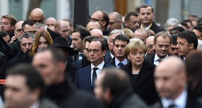 Hollande, Merkel y Valls, en primer plano, participan en la marcha en París.