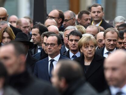 Hollande, Merkel e Valls participam de ato em Paris.