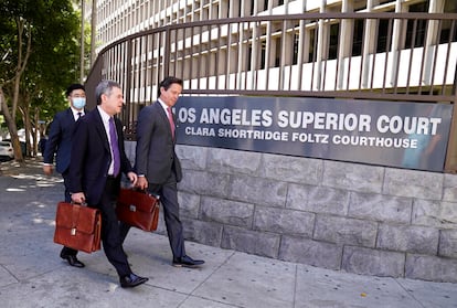 Tres abogados caminan frente al centro judicial del condado de Los Ángeles.