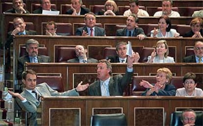 Los diputados socialistas se quejan a la presidenta durante el debate del estado de la nación.