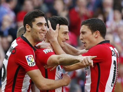 De Marcos celebra con Aduriz, en el centro, el cuarto gol del Athletic. 